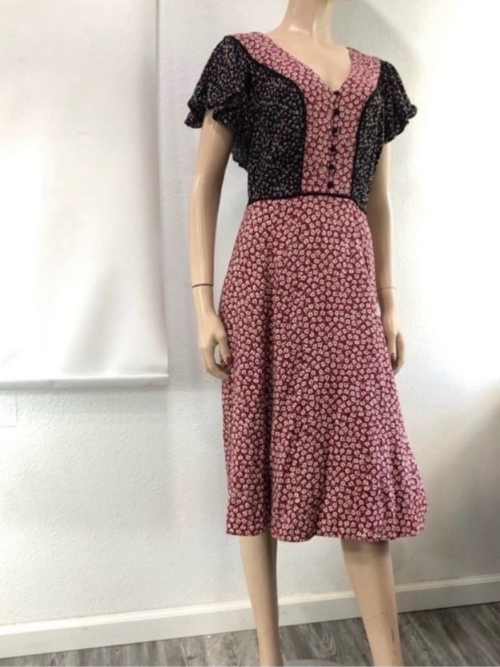 Lace & mesh Vintage-Inspired Pink Floral Midi Dress with Black Bodice